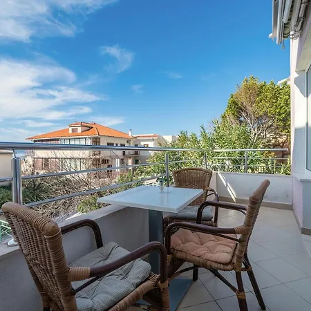 Apartment Bilin San *