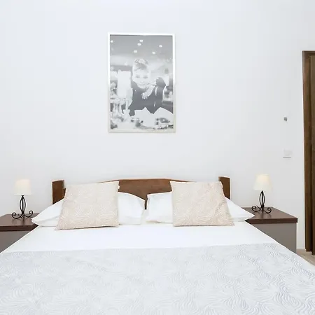 Bilin San Apartment *