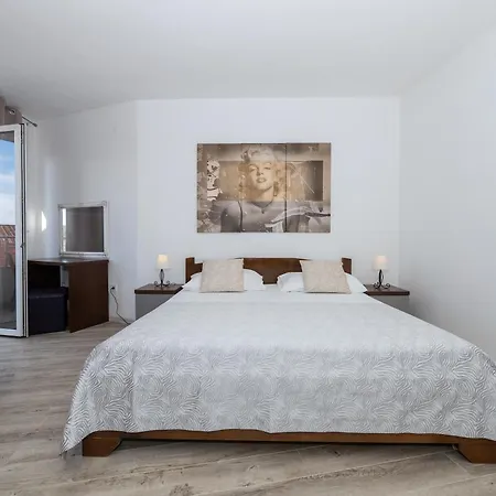 Bilin San Apartment *